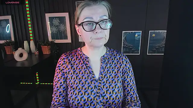 Snapshot of AlexandraKind chatting on 03.05.25 AlexandraKind online show from 03.05.25