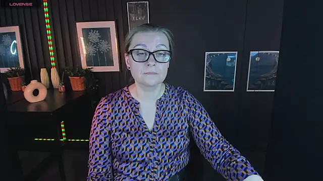 Snapshot of AlexandraKind chatting on 03.05.25 AlexandraKind online show from 03.05.25