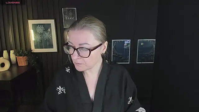 Snapshot of AlexandraKind chatting on 03.06.25 AlexandraKind online show from 03.06.25