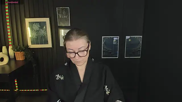 Snapshot of AlexandraKind chatting on 03.07.25 AlexandraKind online show from 03.07.25