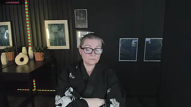 Snapshot of AlexandraKind chatting on 03.07.25 AlexandraKind online show from 03.07.25