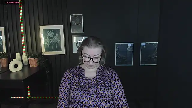 Snapshot of AlexandraKind chatting on 03.07.25 AlexandraKind online show from 03.07.25