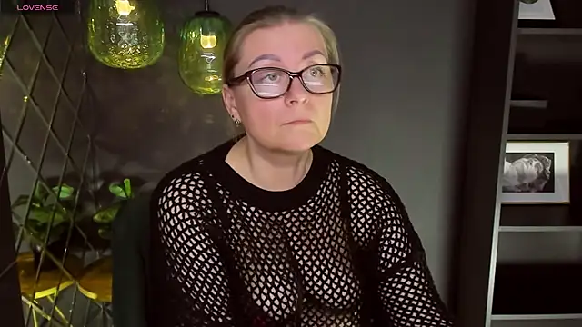 Snapshot of AlexandraKind chatting on 03.08.25 AlexandraKind online show from 03.08.25