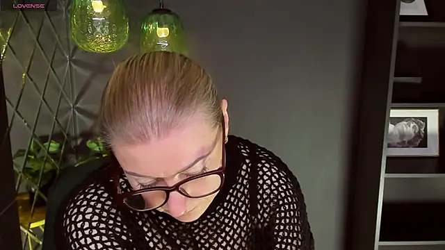 Snapshot of AlexandraKind chatting on 03.09.25 AlexandraKind online show from 03.09.25