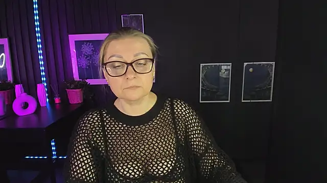 Snapshot of AlexandraKind chatting on 03.10.25 AlexandraKind online show from 03.10.25