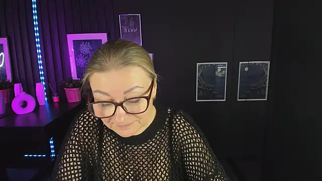 Snapshot of AlexandraKind chatting on 03.10.25 AlexandraKind online show from 03.10.25