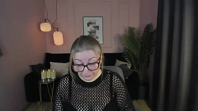 Snapshot of AlexandraKind chatting on 03.11.25 AlexandraKind online show from 03.11.25