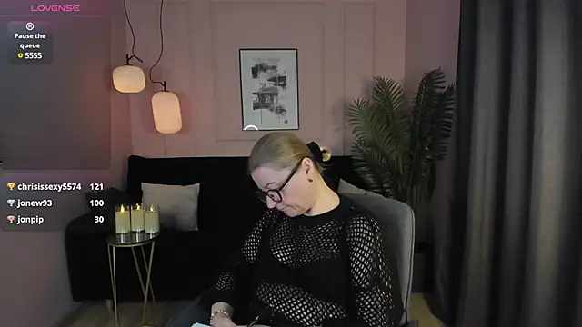 Snapshot of AlexandraKind chatting on 03.12.25 AlexandraKind online show from 03.12.25