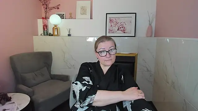 Snapshot of AlexandraKind chatting on 03.14.25 AlexandraKind online show from 03.14.25