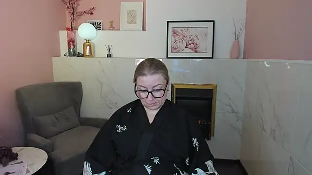 Snapshot of AlexandraKind chatting on 03.14.25 AlexandraKind online show from 03.14.25