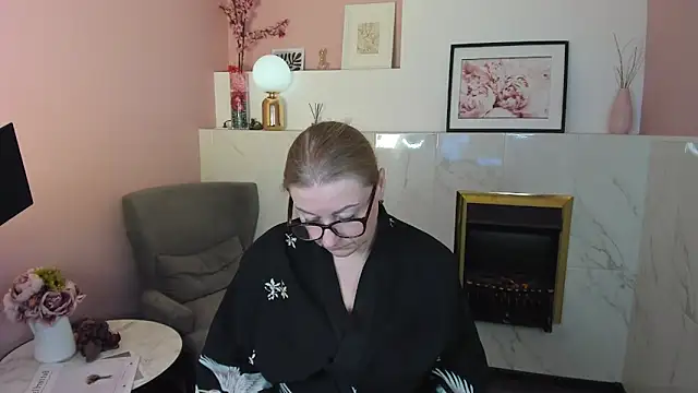 Snapshot of AlexandraKind chatting on 03.14.25 AlexandraKind online show from 03.14.25