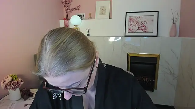 Snapshot of AlexandraKind chatting on 03.14.25 AlexandraKind online show from 03.14.25