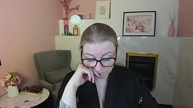 Snapshot of AlexandraKind chatting on 03.14.25 AlexandraKind online show from 03.14.25