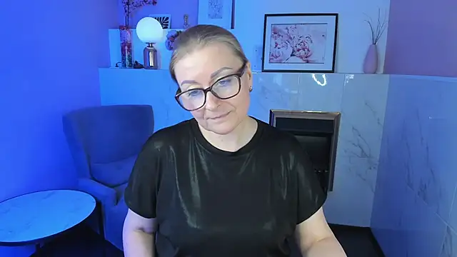 Snapshot of AlexandraKind chatting on 03.15.25 AlexandraKind online show from 03.15.25