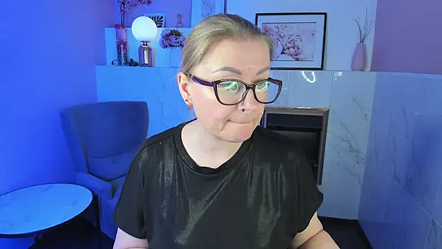 Snapshot of AlexandraKind chatting on 03.15.25 AlexandraKind online show from 03.15.25