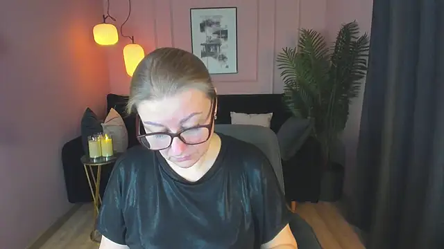 Snapshot of AlexandraKind chatting on 03.17.25 AlexandraKind online show from 03.17.25