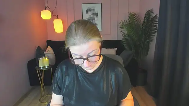 Snapshot of AlexandraKind chatting on 03.17.25 AlexandraKind online show from 03.17.25