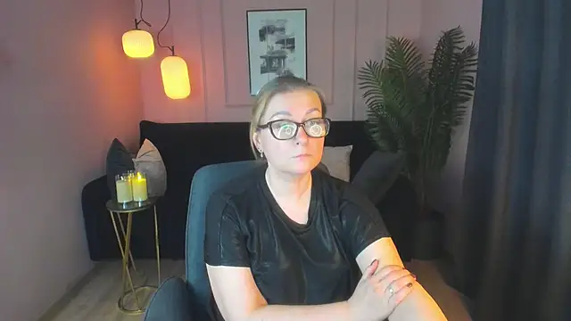 Snapshot of AlexandraKind chatting on 03.17.25 AlexandraKind online show from 03.17.25