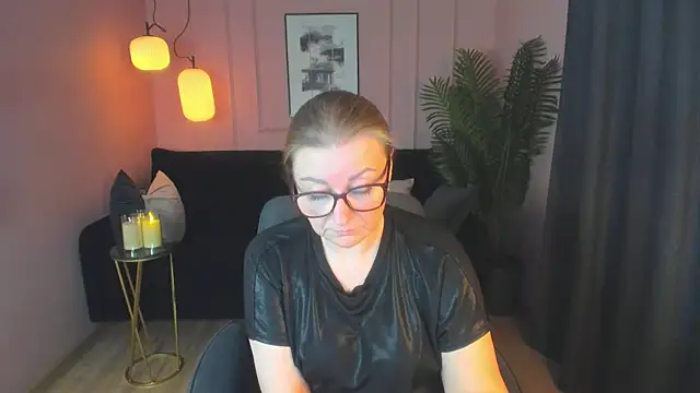 Snapshot of AlexandraKind chatting on 03.17.25 AlexandraKind online show from 03.17.25