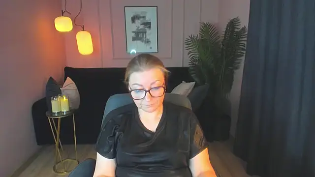 Snapshot of AlexandraKind chatting on 03.18.25 AlexandraKind online show from 03.18.25