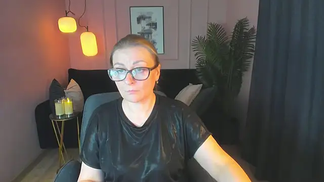 Snapshot of AlexandraKind chatting on 03.18.25 AlexandraKind online show from 03.18.25