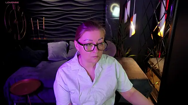 Snapshot of AlexandraKind chatting on 03.19.25 AlexandraKind online show from 03.19.25