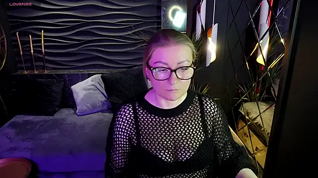 Snapshot of AlexandraKind chatting on 03.19.25 AlexandraKind online show from 03.19.25