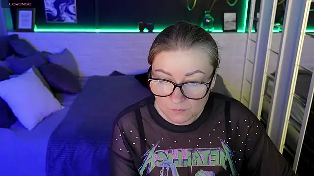 Snapshot of AlexandraKind chatting on 03.22.25 AlexandraKind online show from 03.22.25