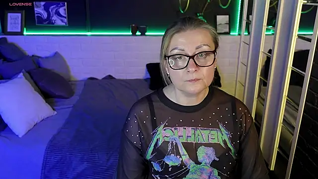 Snapshot of AlexandraKind chatting on 03.22.25 AlexandraKind online show from 03.22.25