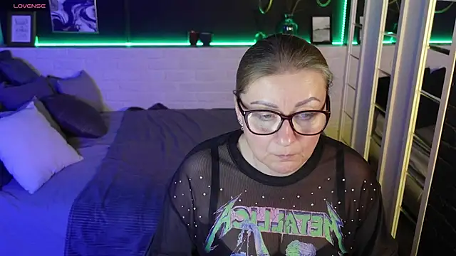 Snapshot of AlexandraKind chatting on 03.22.25 AlexandraKind online show from 03.22.25