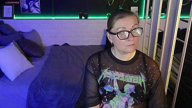 Snapshot of AlexandraKind chatting on 03.22.25 AlexandraKind online show from 03.22.25