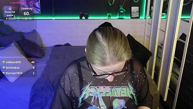 Snapshot of AlexandraKind chatting on 03.23.25 AlexandraKind online show from 03.23.25