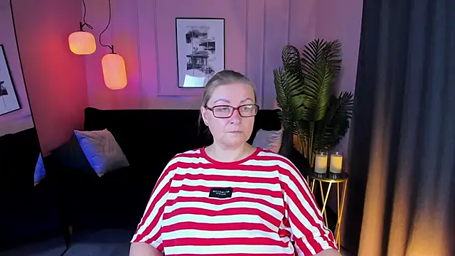 Snapshot of AlexandraKind chatting on 09.10.25 AlexandraKind online show from 09.10.25