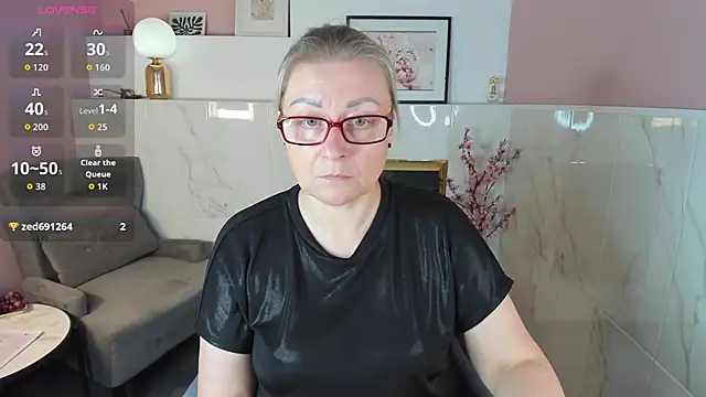 Snapshot of AlexandraKind chatting on 09.12.25 AlexandraKind online show from 09.12.25