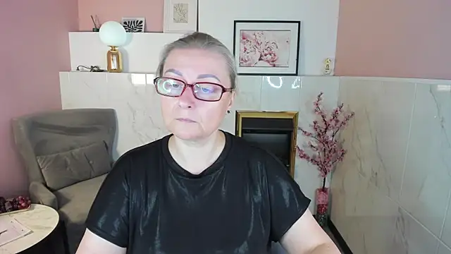 Snapshot of AlexandraKind chatting on 09.13.25 AlexandraKind online show from 09.13.25