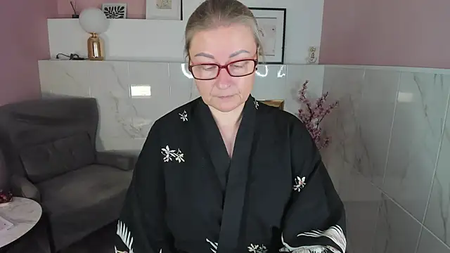 Snapshot of AlexandraKind chatting on 09.14.25 AlexandraKind online show from 09.14.25