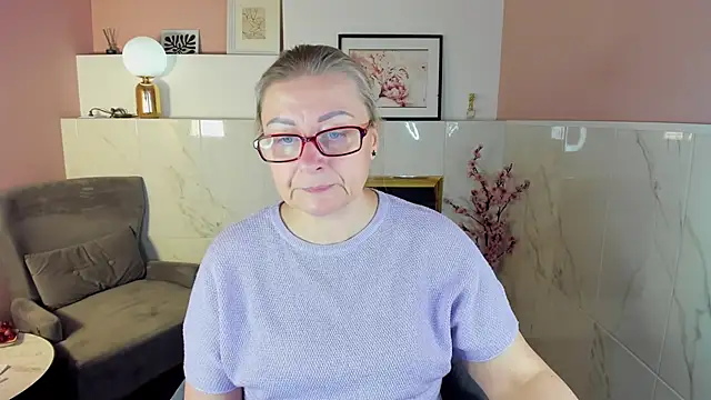 Snapshot of AlexandraKind chatting on 09.17.25 AlexandraKind online show from 09.17.25