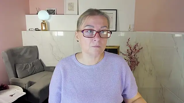 Snapshot of AlexandraKind chatting on 09.19.25 AlexandraKind online show from 09.19.25