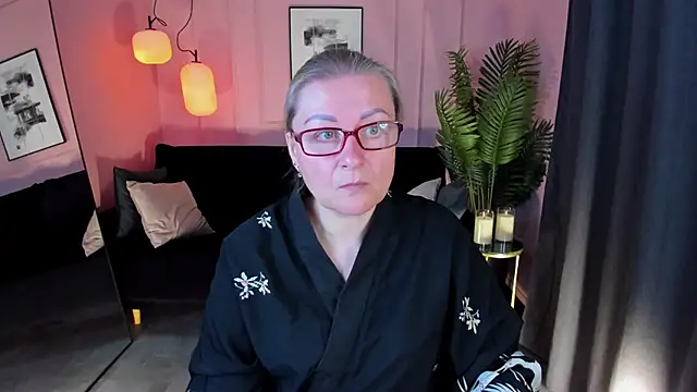 Snapshot of AlexandraKind chatting on 09.20.25 AlexandraKind online show from 09.20.25