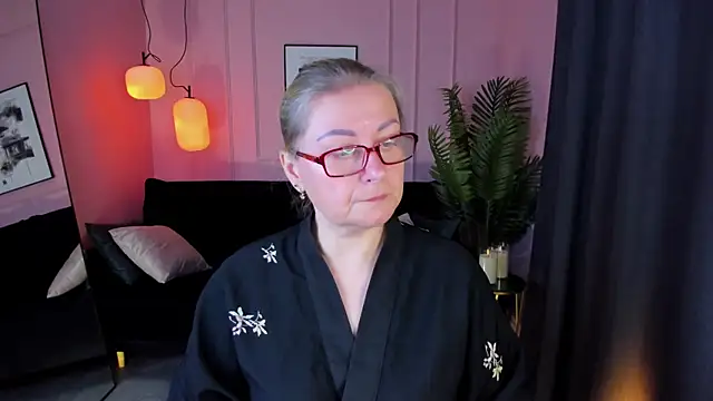 Snapshot of AlexandraKind chatting on 09.21.25 AlexandraKind online show from 09.21.25