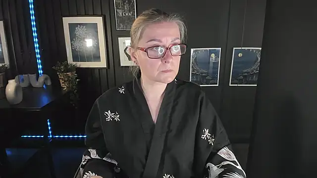 Snapshot of AlexandraKind chatting on 09.23.25 AlexandraKind online show from 09.23.25