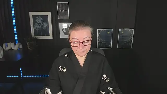 Snapshot of AlexandraKind chatting on 09.25.25 AlexandraKind online show from 09.25.25