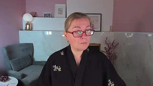 Snapshot of AlexandraKind chatting on 09.28.25 AlexandraKind online show from 09.28.25