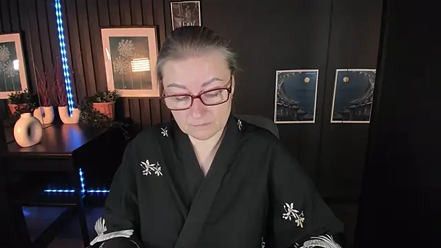 Snapshot of AlexandraKind chatting on 09.30.25 AlexandraKind online show from 09.30.25