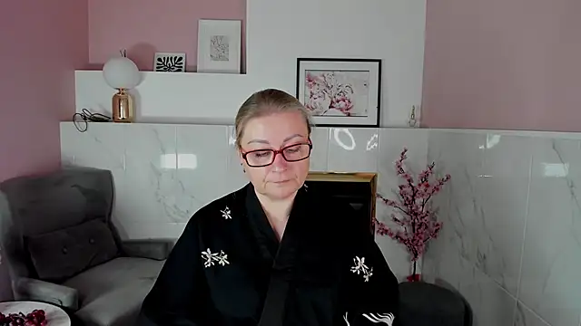 Snapshot of AlexandraKind chatting on 10.04.25 AlexandraKind online show from 10.04.25