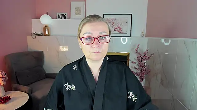 Snapshot of AlexandraKind chatting on 10.05.25 AlexandraKind online show from 10.05.25