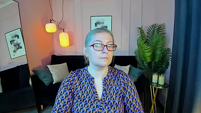 Snapshot of AlexandraKind chatting on 10.08.25 AlexandraKind online show from 10.08.25