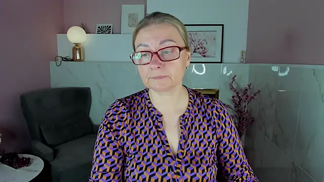 Snapshot of AlexandraKind chatting on 10.11.25 AlexandraKind online show from 10.11.25