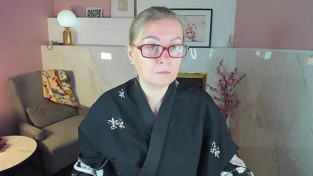 Snapshot of AlexandraKind chatting on 10.13.25 AlexandraKind online show from 10.13.25