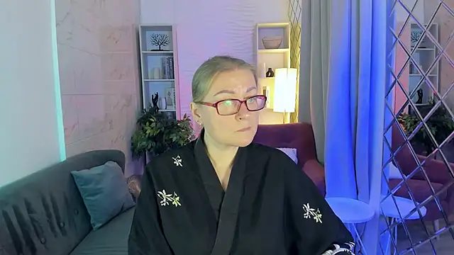 Snapshot of AlexandraKind chatting on 10.14.25 AlexandraKind online show from 10.14.25